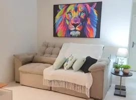 Apartamento CONFORTO CLIMATIZADO prox do SHOPPING NAÇÕES prox ABBA Church - cozinha completa - Ar condicionado - WiFi - Smart Tv 32' - Youtube e Apps - estacionamento privado - Portaria 24h - Acomoda até 8 pessoas - Anfitriã SuperHost no BNB 5 Estrelas