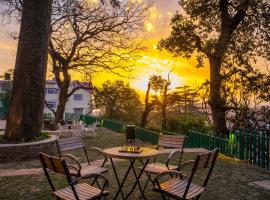 StayVista at Nau Nabh Cottage - Paradisiacal Abode, villa i Shimla