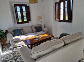La casa de Xuncu, llanes, vacation rental: Posada de Llanes'te bir otoparklı otel