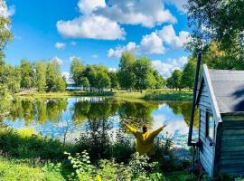 Romantic Cabin right on the lake with fire place, hotel dengan parking di Stjärnsund