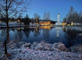 Romantic Cabin right on the lake with fire place, hotel v destinaci Stjärnsund