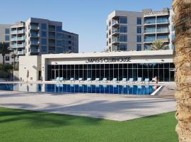 Elegant and comfortably furnished 2BRH apartment in a quiet area!, hotel in Dubai