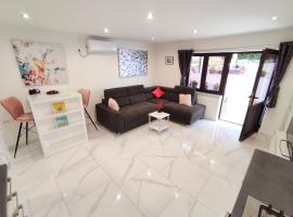 Apartman Dino with heated pool, hotel a Omišalj (Castelmuschio)