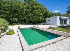 Cottage House Loborika with Pool: Loborika şehrinde bir tatil evi