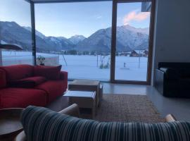 Urban Mountain Splitlevel with Lake View, hotel la plajă din Maurach