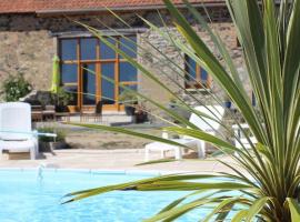 Spend Christmas in the heart of Burgundy, hotel dengan parking di Cressy-sur-Somme