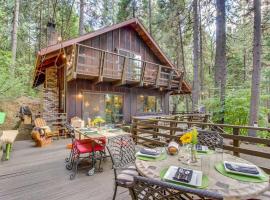 Walk Downtown: Arnold Cabin w/ Large Deck!, hotel i Arnold