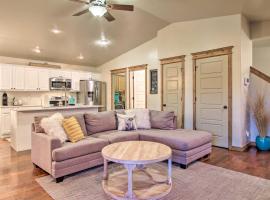 Bozeman में, होटल Townhome w/ Private Hot Tub, 8 Mi to Downtown