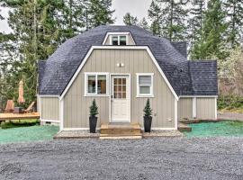 Geodesic Dome House with Scenic Views and Hot Tub, hôtel avec parking à Eatonville