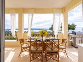 House with amazing ocean view and patio - pool: Porto Heli şehrinde bir otel