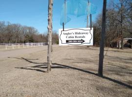 Anglers Hideaway Cabins Extended Stay, motel in Mead