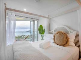 The Top Floor Luxury accomodation for 2 Spa Bath: Airlie Beach şehrinde bir lüks otel