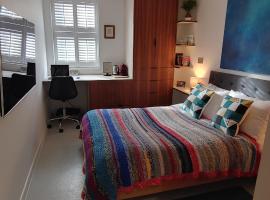 Comfortable Room With Ensuite, habitación en casa particular en Londres