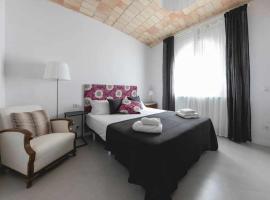 Newly renovated room w Pool y BikeParking, hotel perto de Campo de Golfe de Serres de Pals, Girona