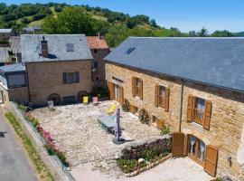 Chambres d'hôtes Entre Dolmens et Fontaines, hotel sa parkingom u gradu Buzeins