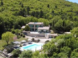 Magnifique propriété avec vues panoramiques et piscine privée, Hotel in Auribeau