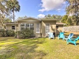 Less Than 1 Mi to Lake Weir Quiet Summerfield Getaway, hotel v destinaci Summerfield