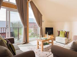 Puffin Hot tub Lodge, 4 bedrooms Resort, Pool,Gym,Bar, hotell i Padstow
