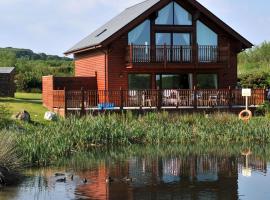 Swallow Lodge with Hot Tub, dogs welcome sleeps 8, Great resort Facilities, ferieanlegg i Padstow