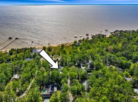 Luxe Fairhope Home - Short Walk to the Beach!, Villa in Fairhope