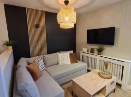 Modern 1 bed apartment next to beach and golf course, Hotel in Llanelli