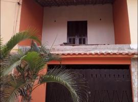 Conforto e simplicidade! Casa top com garagem, cozinha, banheiro e quarto, vacation home in Cabo Frio