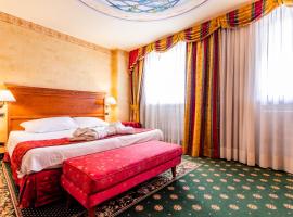 Hotel Cristallo، فندق مع أحواض استحمام ساخنة في سيستريير