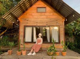 Nh&agrave; gỗ - Farmstay Hoa Rừng U Minh, lemmikkyst&auml;v&auml;llinen hotelli kohteessa Ấp S&aacute;u