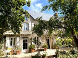 Hübsches Landhaus der Familie mit eigenem Garten, alojamento para férias em Heugueville-sur-Sienne