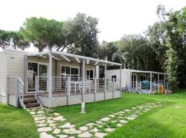Holiday Home Maxi Caravan Capri by Interhome, loma-asunto kohteessa Baia Domizia