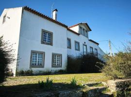 Beautiful 10-Bed Cottage in Celorico with Pool, hotell med parkering i Celorico da Beira