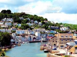 LOOE - Super Stylish and the only TWO PRIVATE APARTMENTS in this 17th CENTURY COTTAGE - One APARTMENT HAS KIDS CABIN BUNK ROOM - Private Connecting Door In Lobby For Larger Groups!!!, apartment in Looe