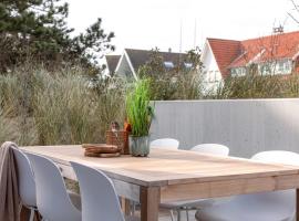 Brand new apartment with two sunny terraces and private parking, Ferienwohnung in Koksijde