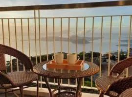 1 BR Cozy Farmhouse-Style Condo with Balcony & Taal View at Wind Residences、タガイタイのコンドミニアム