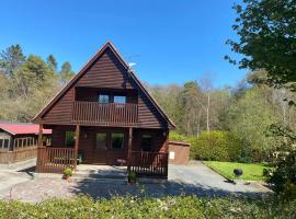 Cosy Lakeside Chalet With Option to add Private Hot Tub & Boat, chalet i Duneena