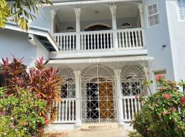 5-Bed Villa and pool in Runaway Bay Jamaica, cottage ở Cardiff Hall