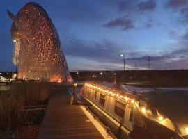 NEW 2022! Fixed stay characterful narrowboat at the Kelpies, Marigold Sunset, pet-friendly hotel in Falkirk