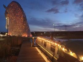 NEW 2022! Fixed stay characterful narrowboat at the Kelpies, Marigold Sunset, hotel in Falkirk