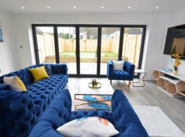 Outstanding modernised 3/4 double bedroomed house, sumarhús í Littlehampton