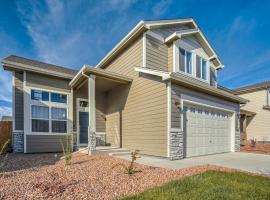 4 bedroom New Build with Fireplace minutes to Fort Carson, hotel in Fountain