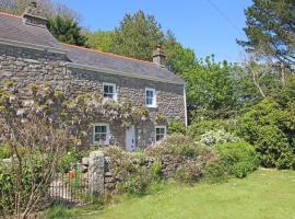 Woodpecker Cottage, hotel with parking in Helston