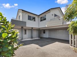Endless Summer - Mount Maunganui Holiday Home, hotel with parking in Matapihi