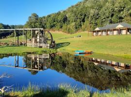 Ahaura Lodge & Waterwheel Farm Stay, brvnara u gradu Totara Flat