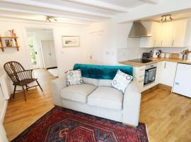 The Granary Cottage, hotel with parking in Llangranog