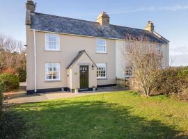 2 Old Coastguard House, hotel i Penmon