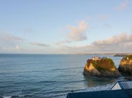 Onshore 6 - Newquay Towan Beach View, hotel in Newquay