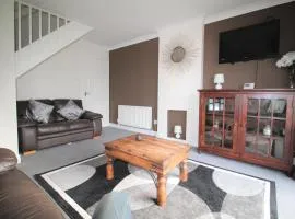 2 Bed House - Sleeps 4 - Parking - Pets - Garden