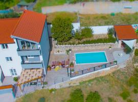 Hill Apartment with Private Pool โรงแรมในKučine