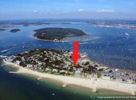 Top Floor Sandbanks Apartment with Free Parking just minutes from the Beach and Bars, hotell i Canford Cliffs