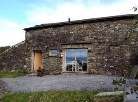 Rural getaway with a view - Old Spout Barn, cabaña en Sedbergh